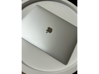 Продам MacBook Air 13 (2020, M1)