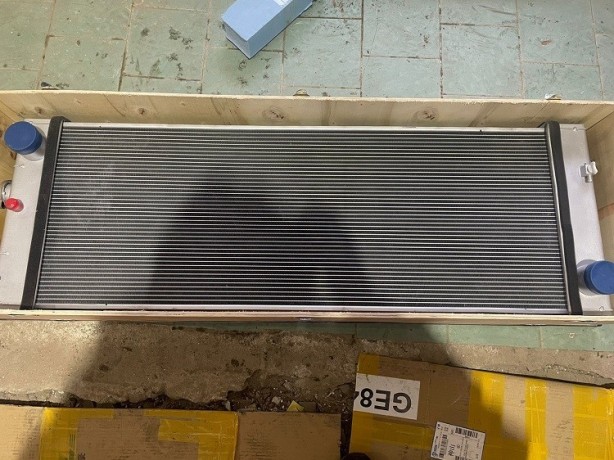 radiator-oxlazdeniia-vodianoi-207-03-72321-komatsu-big-0