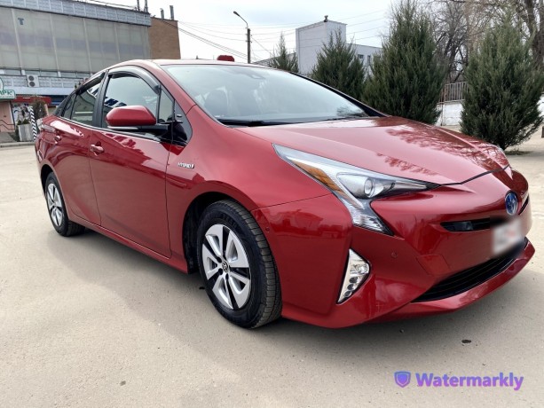 toyota-prius-2017-big-1