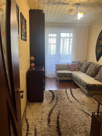 prodaetsia-3-x-komnatnaia-kvartira-g-krasnodon-centr-za-kafe-rosa-big-0