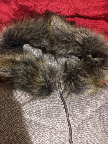 zimnii-ocen-teplyi-puxovik-serogo-cveta-s-kapiusonom-i-karmanami-big-1